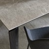 Tavolo Band CB/4857-R Connubia - Gambe nero opaco P15L e piano in ceramica Arenaria P24C