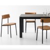 Sedia Up CB/1955 - Struttura in metallo Nero P15, seduta e schienale in similpelle Ekos Cognac G8S. Tavolo Eminence.