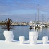 Sgabello Adan Vondom - Colore Bianco, vasi e tavolo.