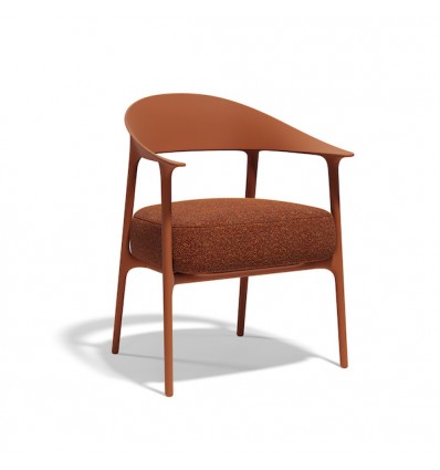 Poltrona Africa Imbottita Vondom - Colore Argilla Standard, seduta rivestita in tessuto.