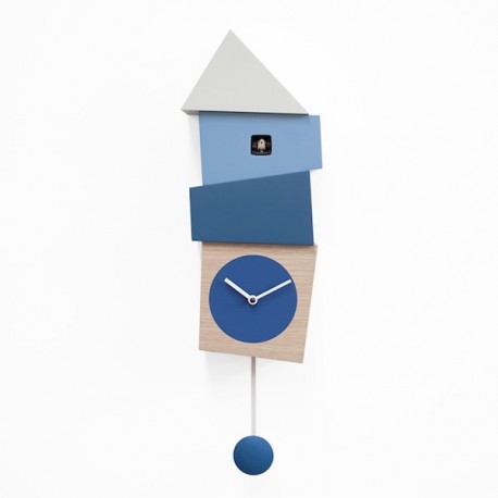 OROLOGIO DA PARETE CROOKED 2380 - In legno nei colori Blu, azzurro, bianco e rovere sbiancato. Pendolo in blu. Dettaglio cucù.
