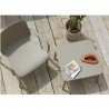 TAVOLINO ARGO 2151 - in tecnopolimero color Bianco Lino 11. Poltrona Ginevra Lounge sempre in tortora. Prettamente per esterno.