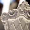 SEDIA PRINCESS OF LOVE PRS055 - Realizzata in polietilene nel colore Bianco Latte FT. Dettaglio schienale.