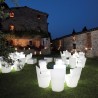 SEDIA ZOE ZOE080 - Realizzata in polietilene nel colore Bianco con luce a led incorporata . Tavolo modello Arthur.