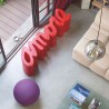 PANCA AMORE AMO040 - In polietilene da 145 cm nel colore Rosso Fiamma FD, anche per spazi all'aperto.