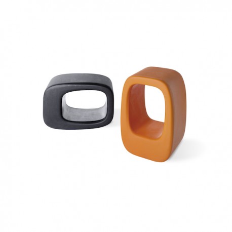 SGABELLO LAZY BONES LAZ075 - Realizzato in polietilene nei colori standard Nero oppure Arancione Zucca. Anche per esterno.