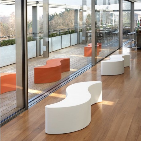 PANCA WAVE WVE045 - In polietilene nel colore standard Bianco Latte FT o Arancio Zucca FC. Da 160 cm, anche per esterno.