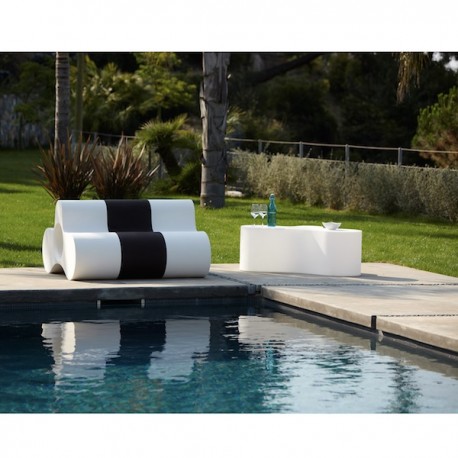 PANCA WHEELY WHE070 - Seduta poliedrica realizzata in polietilene nei colori standard Bianco Latte Ft e Nero FH, anche per ester