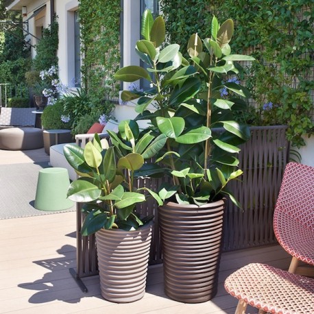 Vaso S-Pot - Realizzato in polietilene nel colore Grigio Tortora FP. Disponibile in due misure.