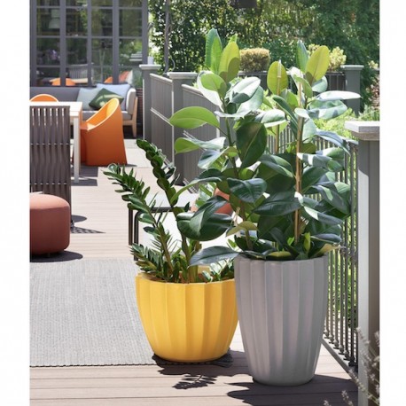 	Vaso Star - Realizzato in polietilene nei colori Giallo Zafferano FB e Grigio Argilla FJ. Disponibile in due misure differenti.