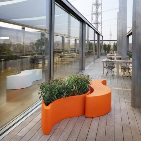Vaso Wave WAV045 - Realizzato in polietilene nel colore Arancio Zucca FC, abbinato con la panchina Wave.