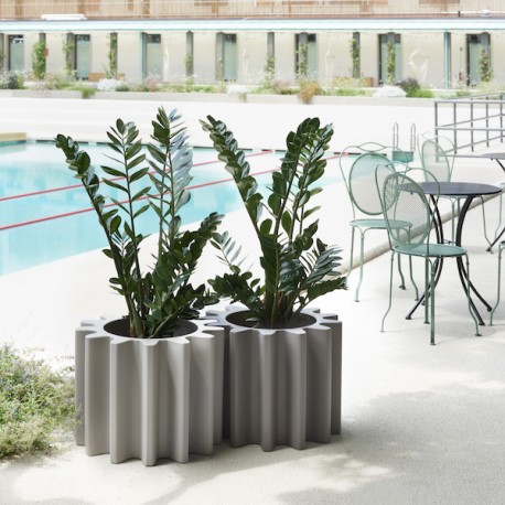 Vaso Gear Pot - Realizzato in polietilene nel colore standard Grigio Tortora FP. Diametro 55 cm ed altezza 43.