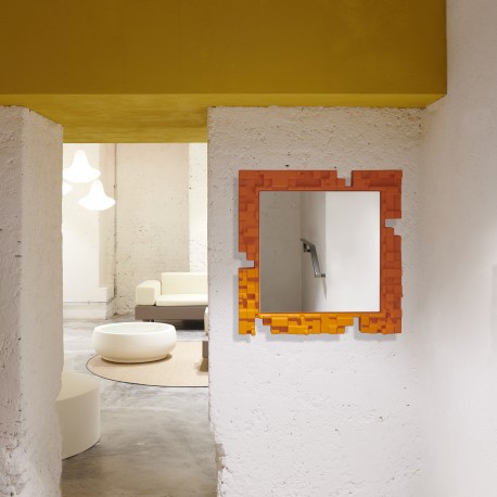 Specchio Pixel PIX080 - Cornice in polietilene nel colore Arancio Zucca FC. 80 x 80, anche per esterno.