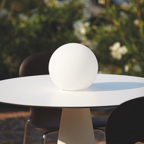 Lampada da tavolo Globo Led 25 - Consigliata per spazi Outdoor, in polietilene Bianco con illuminazione interna. Diametro 25 cm.