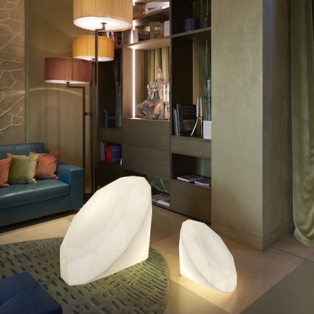 Lampada da terra Bijoux - Realizzata in polietilene, disponibile in due misure differenti ed in vari colori.