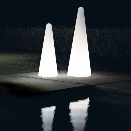 Lampada da terra Cono - In polietilene Bianco Luminoso da 113 cm oppure 150 cm d'altezza.
