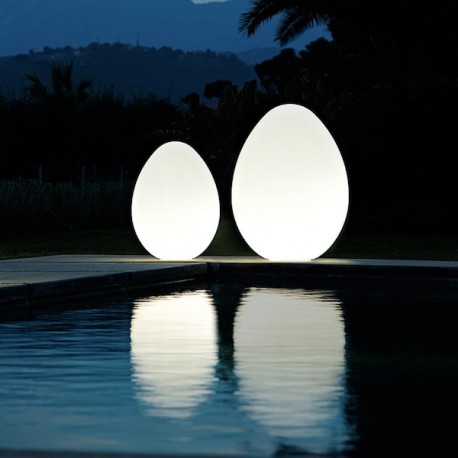 Lampada da terra Dino - In polietilene nel colore Bianco Luminoso, disponibile in due misure, anche per esterno.