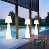 Lampada da terra Pivot - Realizzata in polietilene nel colore Bianco luminoso, disponibile in tre misure.