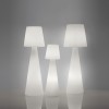 Lampada da terra Pivot - Realizzata in polietilene nel colore Bianco luminoso, disponibile in tre misure.