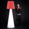 Lampada da terra Pivot - Realizzata in polietilene nel colore Bianco luminoso con paralume rosso, disponibile in tre misure.