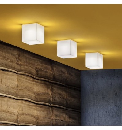 Lampada Cubo 20 da parete - Realizzata in polietilene nel colore Bianco Luminoso in finitura opaca. Dimensioni 20 x 20 x 20.
