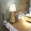 Lampada Madame of Love da tavolo - In polietilene nel colore laccato Oro Lucido QO. Altezza 200 cm.