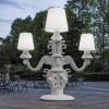 Lampada King of Love da terra - In polietilene nel colore Bianco Latte FT. Altezza 235 cm.
