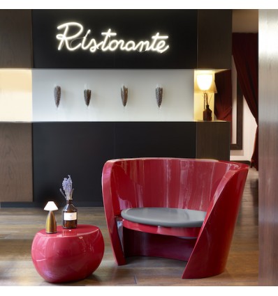 Poltrona Rap Chair - In polietilene nel colore laccato lucido Rosso Supreme QD. Accessorio cuscino.