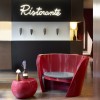 Poltrona Rap Chair - In polietilene nel colore laccato lucido Rosso Supreme QD. Accessorio cuscino.
