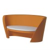 Divano Rap Chair - in polietilene nel colore standard Arancione Zucca FC.  Accessorio cuscino in poliuretano.
