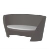 Divano Rap Chair - in polietilene nel colore standard Grigio Argilla FJ.  Accessorio cuscino in poliuretano.