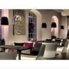 Divano Rap Chair - in polietilene nel colore standard Bianco Latte FT. Accessorio cuscino in poliuretano.