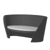 Divano Rap Chair - in polietilene nel colore standard Grigio Elefante FG.  Accessorio cuscino in poliuretano.