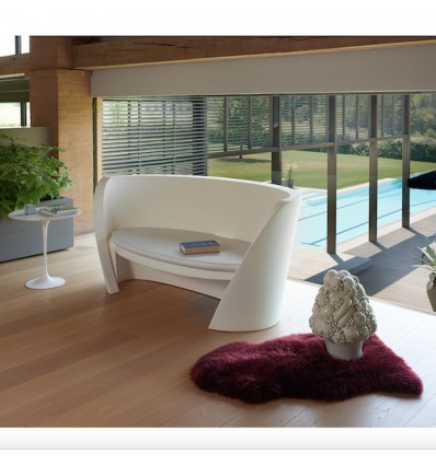 Divano Rap Chair - in polietilene nel colore standard Bianco Latte FT. Accessorio cuscino in poliuretano.