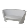 Divano Rap Chair - in polietilene nel colore standard Bianco Luminoso LA.  Accessorio cuscino in poliuretano.