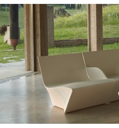 Poltrona Kami Ichi - In polietilene nel colore standard Bianco Latte FT. Ideale per ambienti Outdoor.