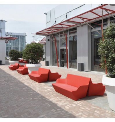 Divano Kamy Yon In polietilene nel colore Rosso Fiamma FD. Consigliato per spazi Outdoor