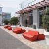 Divano Kamy Yon In polietilene nel colore Rosso Fiamma FD. Consigliato per spazi Outdoor