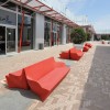 Divano Kamy Yon In polietilene nel colore Rosso Fiamma FD. Consigliato per spazi Outdoor