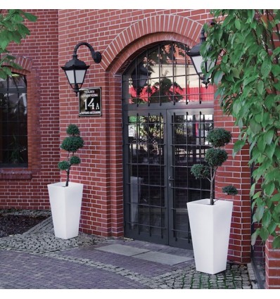 Vaso Y - Pot - Struttura realizzata in polietilene nel colore standard Bianco Latte FT. In 5 misure differenti.
