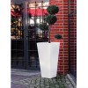 Vaso Y - Pot - Struttura realizzata in polietilene nel colore standard Bianco Latte FT. In 5 misure differenti.