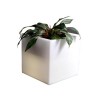 Vaso Q-Pot - Realizzato in polietilene in forma quadrata nel colore luminoso Bianco LP. In due misure differenti.
