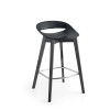 Sgabello Cosmopolitan CB/1939 - Gambe in legno di frassino Nero Opaco P15L e seduta in polipropilene Nero P15. Altezza seduta 65