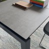 TAVOLO ALLUNGABILE AIRPORT CB/4011 - Gambe in metallo Grigio Opaco P16 e piano in ceramica Cemento P1C
