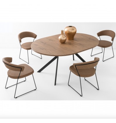 Tavolo Giove CB/4739 - Struttura in metallo Nero Opaco P15 e piano in legno Rovere Tabacco P49W. Sedia New York.