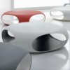 Tavolino Pebble - Struttura realizzata interamente in polietilene. In varie combinazioni di colore.