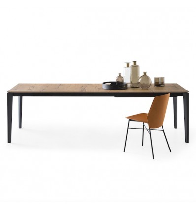 Tavolo Pentagon CB/4797-160 - Struttura metallo Nero Opaco P15 e piano in legno nobilitato Rovere Tabacco P47W.